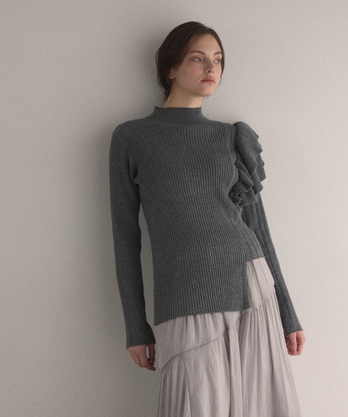 MIELI INVARIANT（ミエリインヴァリアント）の「Milfull Frill Knit Tops（ニット/セーター・レディース・ブラック/グレー・FREE）」の2枚目の写真