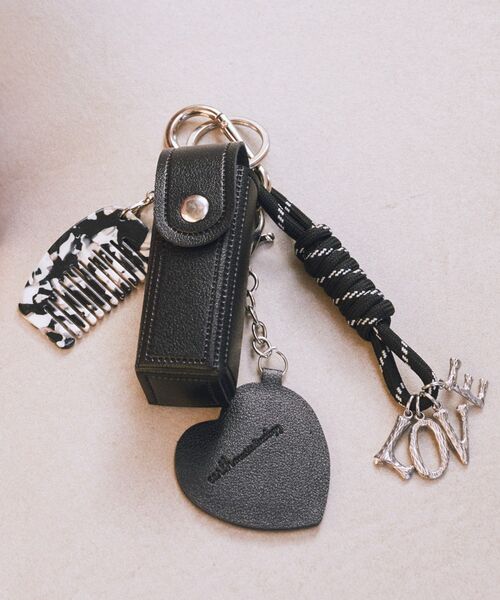 earth music&ecology(アースミュージックアンドエコロジー)の「リップケース付きマルチハートチャーム(キーホルダー・レディース・ブラック/レッド・FREE)」の1枚目の写真