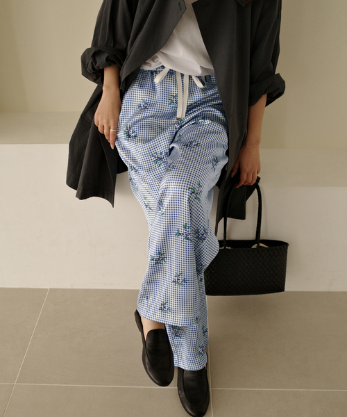 SLOBE IENA(スローブイエナ)の「Margaux Dereume × SLOBE サテンイージーパンツ(その他パンツ・レディース・ブラック系その他/ブルー・38/36)」の2枚目の写真