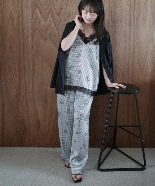 SLOBE IENA(スローブイエナ)の「Margaux Dereume × SLOBE サテンイージーパンツ(その他パンツ・レディース・ブラック系その他/ブルー・38/36)」の3枚目の写真