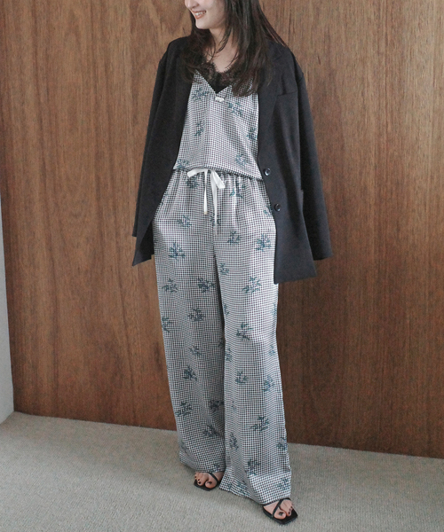 SLOBE IENA(スローブイエナ)の「Margaux Dereume × SLOBE サテンイージーパンツ(その他パンツ・レディース・ブラック系その他/ブルー・38/36)」の4枚目の写真