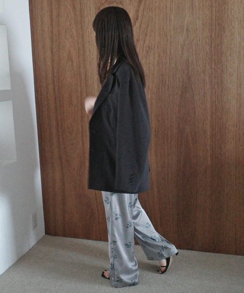 SLOBE IENA(スローブイエナ)の「Margaux Dereume × SLOBE サテンイージーパンツ(その他パンツ・レディース・ブラック系その他/ブルー・38/36)」の5枚目の写真