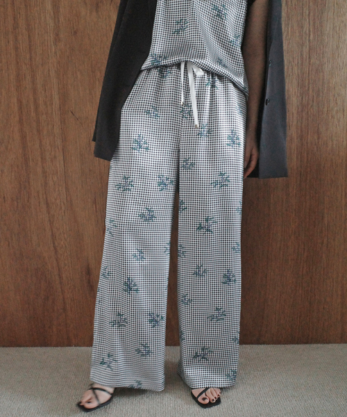 SLOBE IENA(スローブイエナ)の「Margaux Dereume × SLOBE サテンイージーパンツ(その他パンツ・レディース・ブラック系その他/ブルー・38/36)」の7枚目の写真