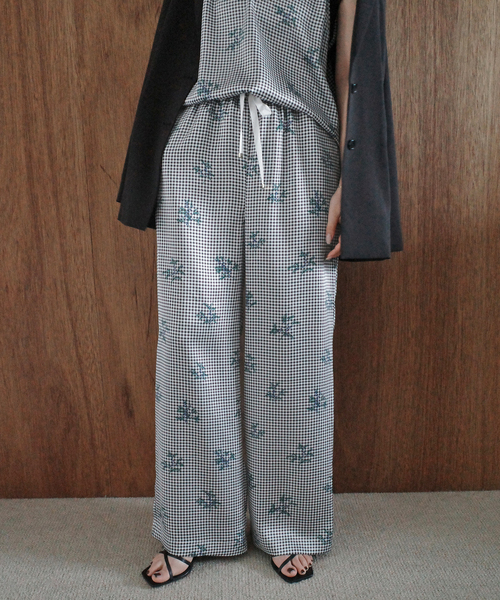 SLOBE IENA(スローブイエナ)の「Margaux Dereume × SLOBE サテンイージーパンツ(その他パンツ・レディース・ブラック系その他/ブルー・38/36)」の8枚目の写真