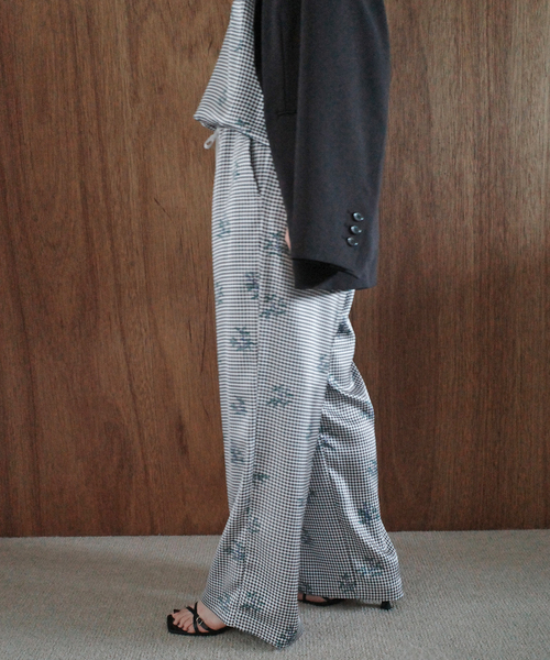 SLOBE IENA(スローブイエナ)の「Margaux Dereume × SLOBE サテンイージーパンツ(その他パンツ・レディース・ブラック系その他/ブルー・38/36)」の9枚目の写真