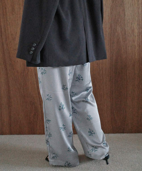 SLOBE IENA(スローブイエナ)の「Margaux Dereume × SLOBE サテンイージーパンツ(その他パンツ・レディース・ブラック系その他/ブルー・38/36)」の10枚目の写真