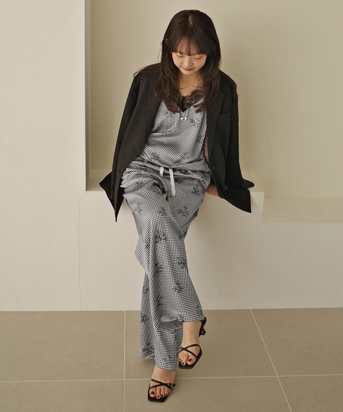 SLOBE IENA(スローブイエナ)の「Margaux Dereume × SLOBE サテンイージーパンツ(その他パンツ・レディース・ブラック系その他/ブルー・38/36)」の12枚目の写真