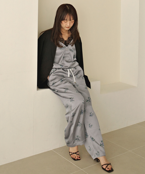 SLOBE IENA(スローブイエナ)の「Margaux Dereume × SLOBE サテンイージーパンツ(その他パンツ・レディース・ブラック系その他/ブルー・38/36)」の13枚目の写真