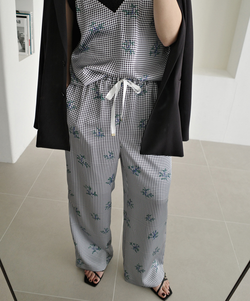 SLOBE IENA(スローブイエナ)の「Margaux Dereume × SLOBE サテンイージーパンツ(その他パンツ・レディース・ブラック系その他/ブルー・38/36)」の14枚目の写真