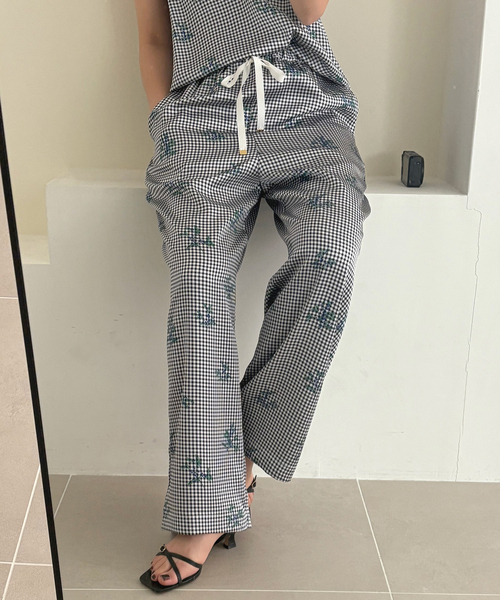 SLOBE IENA(スローブイエナ)の「Margaux Dereume × SLOBE サテンイージーパンツ(その他パンツ・レディース・ブラック系その他/ブルー・38/36)」の15枚目の写真