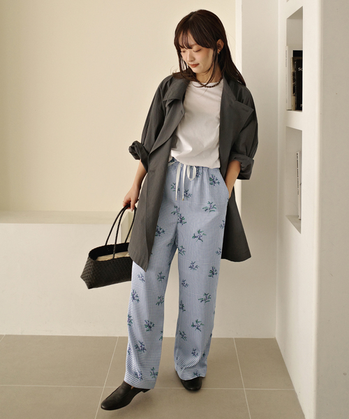 SLOBE IENA(スローブイエナ)の「Margaux Dereume × SLOBE サテンイージーパンツ(その他パンツ・レディース・ブラック系その他/ブルー・38/36)」の17枚目の写真