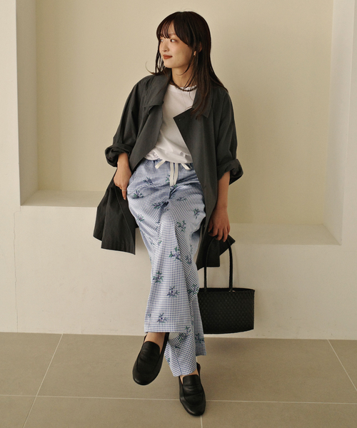 SLOBE IENA(スローブイエナ)の「Margaux Dereume × SLOBE サテンイージーパンツ(その他パンツ・レディース・ブラック系その他/ブルー・38/36)」の18枚目の写真