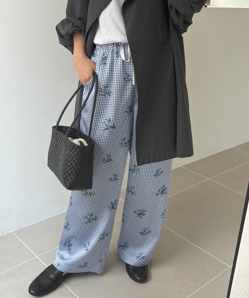 SLOBE IENA(スローブイエナ)の「Margaux Dereume × SLOBE サテンイージーパンツ(その他パンツ・レディース・ブラック系その他/ブルー・38/36)」の20枚目の写真