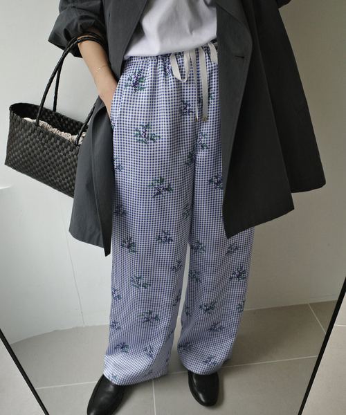 SLOBE IENA(スローブイエナ)の「Margaux Dereume × SLOBE サテンイージーパンツ(その他パンツ・レディース・ブラック系その他/ブルー・38/36)」の21枚目の写真