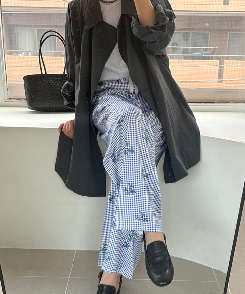 SLOBE IENA(スローブイエナ)の「Margaux Dereume × SLOBE サテンイージーパンツ(その他パンツ・レディース・ブラック系その他/ブルー・38/36)」の22枚目の写真