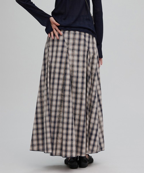 Ameri(アメリ)の「UNEVEN CHECK SPIRAL SKIRT(スカート・レディース・ネイビー/ブルー・MEDIUM/SMALL)」の4枚目の写真