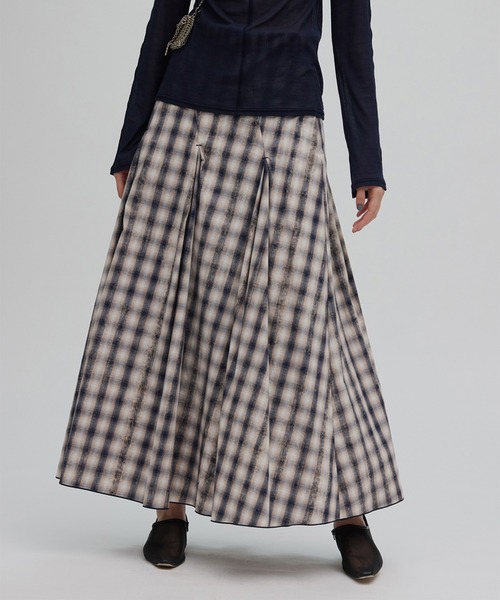 Ameri(アメリ)の「UNEVEN CHECK SPIRAL SKIRT(スカート・レディース・ネイビー/ブルー・MEDIUM/SMALL)」の18枚目の写真