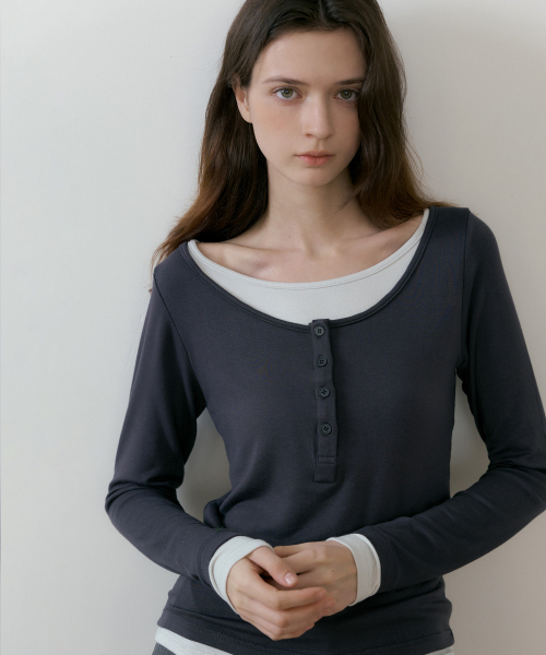 REORG(リオルグ)の「BATD BUTTON LAYERED T-SHIRT CHARCOAL(Tシャツ/カットソー・レディース・その他・FREE)」の2枚目の写真