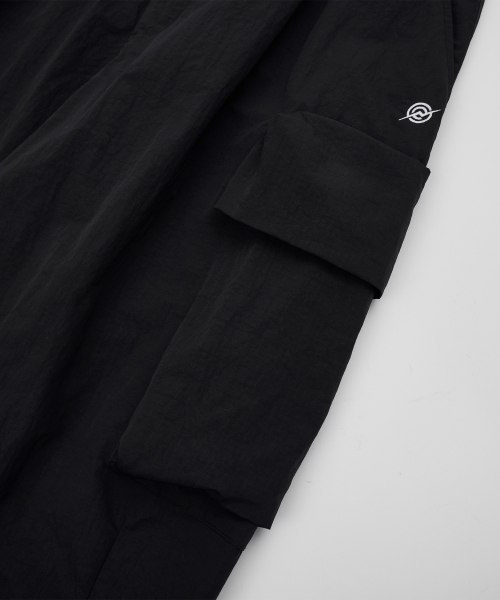 KALAPATTHAR（カラパタール）の「Nylon Ankle Zipped Cargo Pants - BLACK（スウェットパンツ・メンズ・その他・MEDIUM/LARGE/X-LARGE）」の2枚目の写真