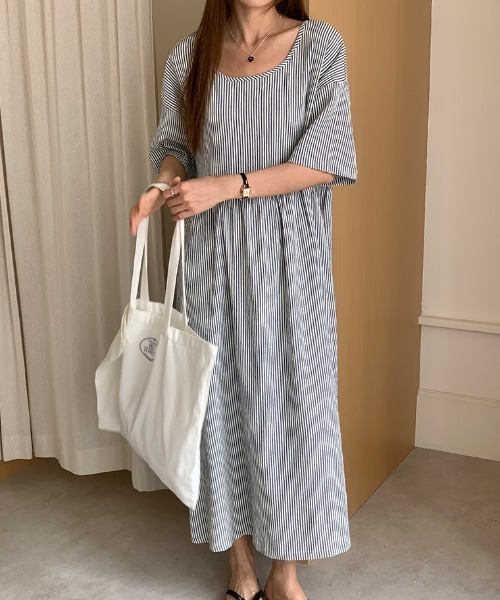 AMAJI(アマジ)の「ストライプ柄 ラウンドネック 半袖 ギャザー切替 フレア ロングワンピース(ワンピース・レディース・ネイビー/ブラック・FREE)」の4枚目の写真
