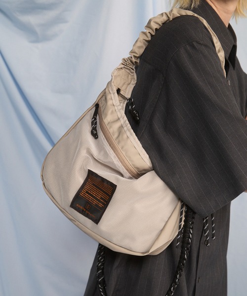 MAISON SPECIAL(メゾンスペシャル)の「《UNISEX》【THEATRE PRODUCTS】Collaboration Multiway Mesh Pocket Puffer Bag/シアタープロダクツコラボレーションマルチウェイメッシュポケットパファーバッグ【MAISON SPECIAL/メゾンスペシャル】(ショルダーバッグ・メンズ・グレイッシュベージュ/ブラック・FREE)」の1枚目の写真