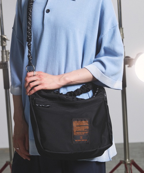 MAISON SPECIAL(メゾンスペシャル)の「《UNISEX》【THEATRE PRODUCTS】Collaboration Multiway Mesh Pocket Puffer Bag/シアタープロダクツコラボレーションマルチウェイメッシュポケットパファーバッグ【MAISON SPECIAL/メゾンスペシャル】(ショルダーバッグ・メンズ・グレイッシュベージュ/ブラック・FREE)」の2枚目の写真