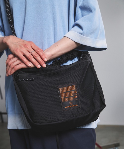 MAISON SPECIAL(メゾンスペシャル)の「《UNISEX》【THEATRE PRODUCTS】Collaboration Multiway Mesh Pocket Puffer Bag/シアタープロダクツコラボレーションマルチウェイメッシュポケットパファーバッグ【MAISON SPECIAL/メゾンスペシャル】(ショルダーバッグ・メンズ・グレイッシュベージュ/ブラック・FREE)」の4枚目の写真