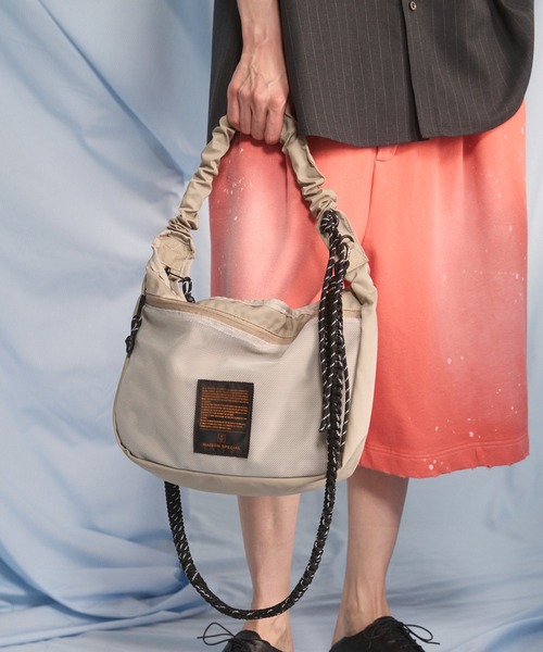MAISON SPECIAL(メゾンスペシャル)の「《UNISEX》【THEATRE PRODUCTS】Collaboration Multiway Mesh Pocket Puffer Bag/シアタープロダクツコラボレーションマルチウェイメッシュポケットパファーバッグ【MAISON SPECIAL/メゾンスペシャル】(ショルダーバッグ・メンズ・グレイッシュベージュ/ブラック・FREE)」の6枚目の写真