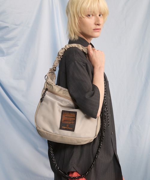 MAISON SPECIAL(メゾンスペシャル)の「《UNISEX》【THEATRE PRODUCTS】Collaboration Multiway Mesh Pocket Puffer Bag/シアタープロダクツコラボレーションマルチウェイメッシュポケットパファーバッグ【MAISON SPECIAL/メゾンスペシャル】(ショルダーバッグ・メンズ・グレイッシュベージュ/ブラック・FREE)」の5枚目の写真