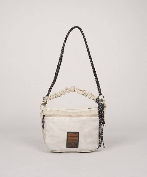 MAISON SPECIAL(メゾンスペシャル)の「《UNISEX》【THEATRE PRODUCTS】Collaboration Multiway Mesh Pocket Puffer Bag/シアタープロダクツコラボレーションマルチウェイメッシュポケットパファーバッグ【MAISON SPECIAL/メゾンスペシャル】(ショルダーバッグ・メンズ・グレイッシュベージュ/ブラック・FREE)」の7枚目の写真