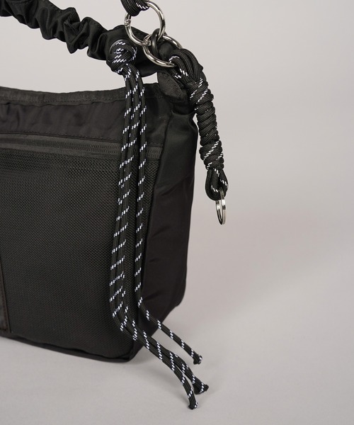 MAISON SPECIAL(メゾンスペシャル)の「《UNISEX》【THEATRE PRODUCTS】Collaboration Multiway Mesh Pocket Puffer Bag/シアタープロダクツコラボレーションマルチウェイメッシュポケットパファーバッグ【MAISON SPECIAL/メゾンスペシャル】(ショルダーバッグ・メンズ・グレイッシュベージュ/ブラック・FREE)」の12枚目の写真
