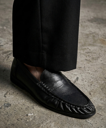 FIRENZE ATELIER（フィレンツェアトリエ）の「[SECOND.A] シャーリングディテール ユニセックス ベーシック ペニーローファー PL5900UX [WRINKLE BLACK]（ローファー）」