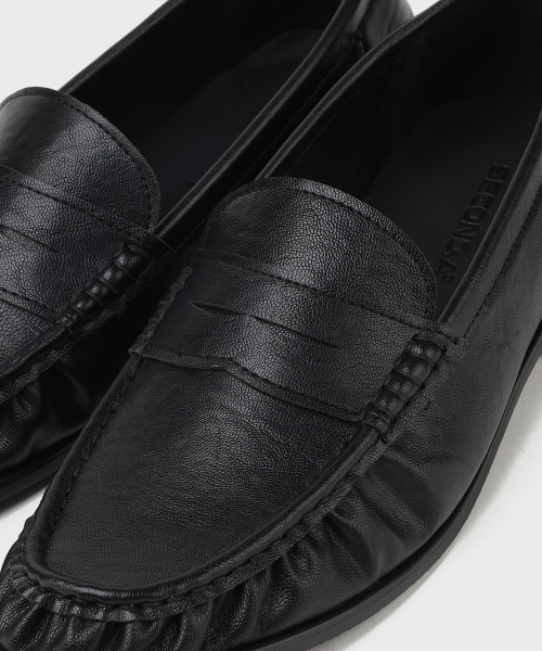 FIRENZE ATELIER（フィレンツェアトリエ）の「[SECOND.A] ショーリングディテール ユニセックス ベーシック ペニーローファー PL5900UX [WRINKLE BLACK]（ローファー・レディース・ブラック・23cm/24cm/25cm/26cm/27cm/28cm）」の2枚目の写真