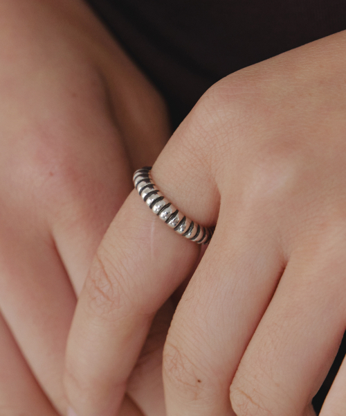 BYWEEKEND（バイウィーケンド）の「Radial ring（リング・レディース・シルバー・11号/13号/15号）」の2枚目の写真