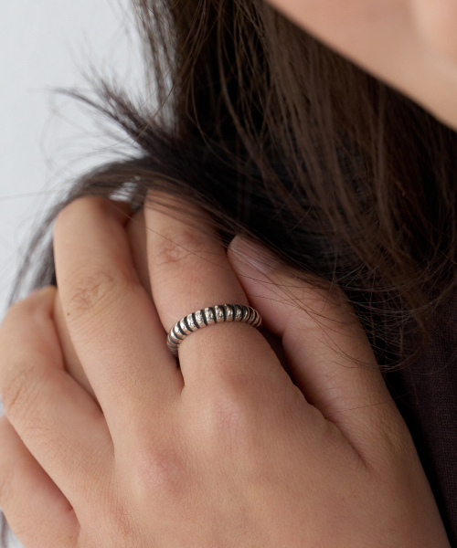 BYWEEKEND（バイウィーケンド）の「Radial ring（リング・レディース・シルバー・11号/13号/15号）」の3枚目の写真