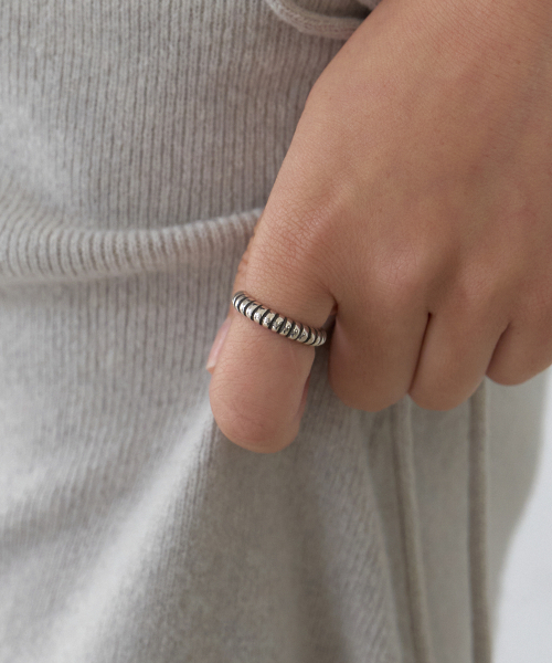 BYWEEKEND（バイウィーケンド）の「Radial ring（リング・レディース・シルバー・11号/13号/15号）」の4枚目の写真