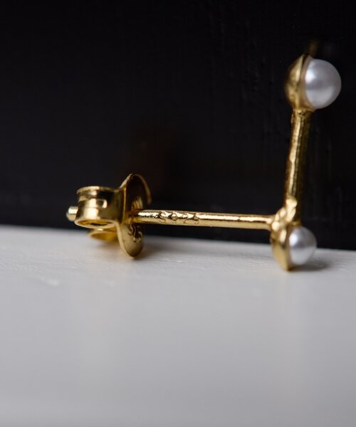 ear PAPILLONNER(イアパピヨネ)の「《スターリングシルバー使用》バーパールピアス(ピアス(両耳用)・レディース・ゴールド系その他6・FREE)」の4枚目の写真