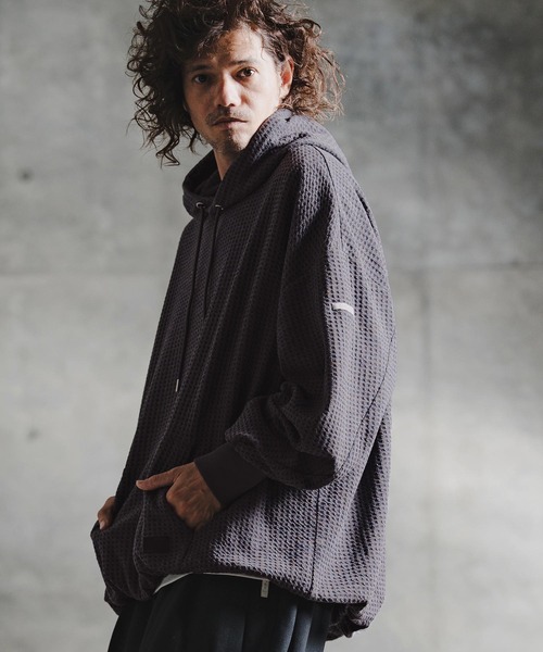 GLIMCLAP(グリムクラップ)の「mpa4163-Geometric Jacquard Jersey Shirred-Hem Hoodie パーカー(211-015-gla-cg)(パーカー・メンズ・チャコールグレー/ブラック/ロイヤルブルー・S/L/M)」の3枚目の写真