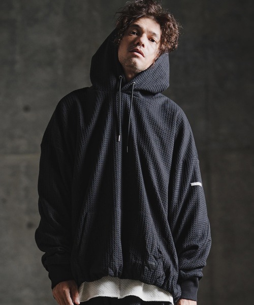 GLIMCLAP(グリムクラップ)の「mpa4163-Geometric Jacquard Jersey Shirred-Hem Hoodie パーカー(211-015-gla-cg)(パーカー・メンズ・チャコールグレー/ブラック/ロイヤルブルー・S/L/M)」の2枚目の写真