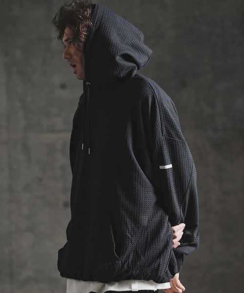 GLIMCLAP(グリムクラップ)の「mpa4163-Geometric Jacquard Jersey Shirred-Hem Hoodie パーカー(211-015-gla-cg)(パーカー・メンズ・チャコールグレー/ブラック/ロイヤルブルー・S/L/M)」の6枚目の写真