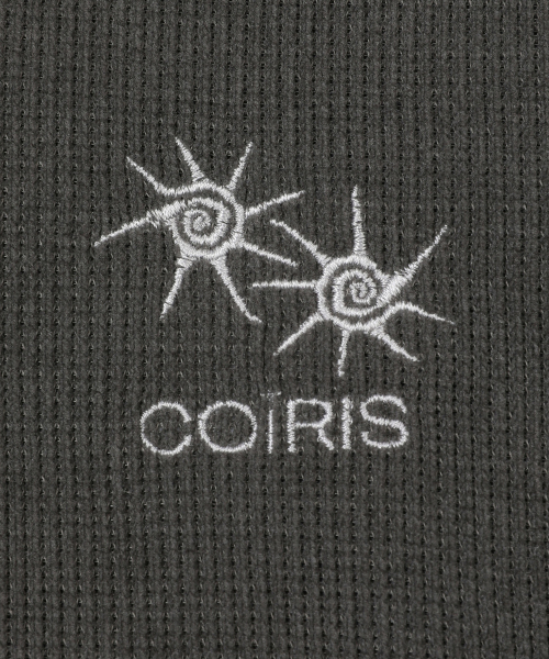 COIRIS(コイリス)の「ロールボタンフードティー 男女共用 (2カラー)(パーカー・レディース・ダークグレー/ブラック・FREE)」の4枚目の写真