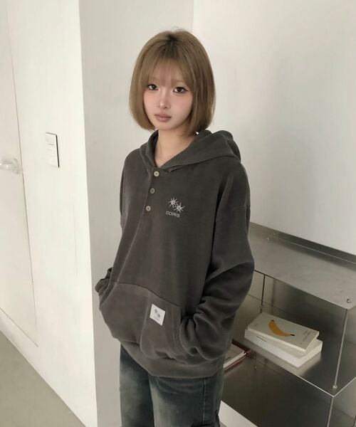 COIRIS(コイリス)の「ロールボタンフードティー 男女共用 (2カラー)(パーカー・レディース・ダークグレー/ブラック・FREE)」の12枚目の写真
