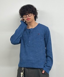 【ユニセックス】ワンポイント刺繍ヘンリーネックニット