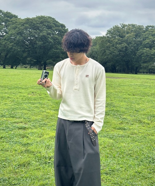 MandO(エムオー)(エムオー)の「【ユニセックス】ワンポイント刺繍ヘンリーネックニット(ニット/セーター・メンズ・オフホワイト/チャコールグレー/ブラック・LARGE/MEDIUM)」の11枚目の写真