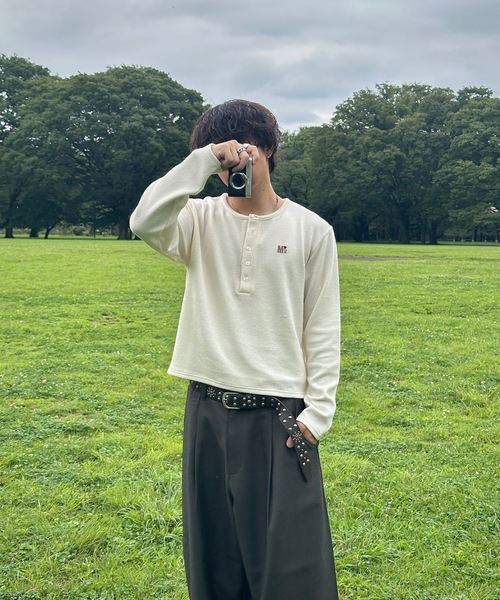 MandO(エムオー)(エムオー)の「【ユニセックス】ワンポイント刺繍ヘンリーネックニット(ニット/セーター・メンズ・オフホワイト/チャコールグレー/ブラック・LARGE/MEDIUM)」の4枚目の写真