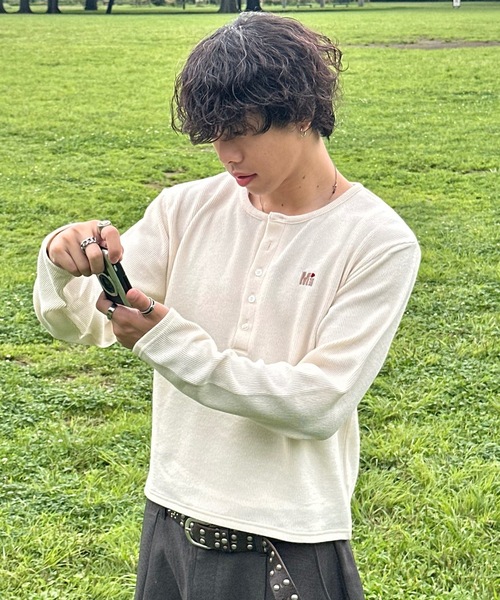 MandO(エムオー)(エムオー)の「【ユニセックス】ワンポイント刺繍ヘンリーネックニット(ニット/セーター・メンズ・オフホワイト/チャコールグレー/ブラック・LARGE/MEDIUM)」の16枚目の写真