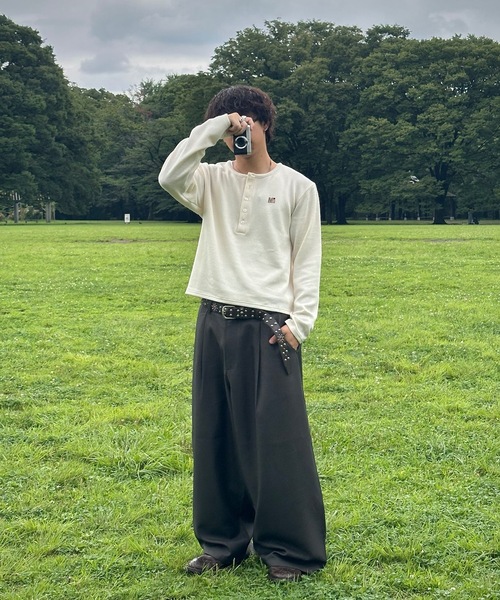 MandO(エムオー)(エムオー)の「【ユニセックス】ワンポイント刺繍ヘンリーネックニット(ニット/セーター・メンズ・オフホワイト/チャコールグレー/ブラック・LARGE/MEDIUM)」の5枚目の写真