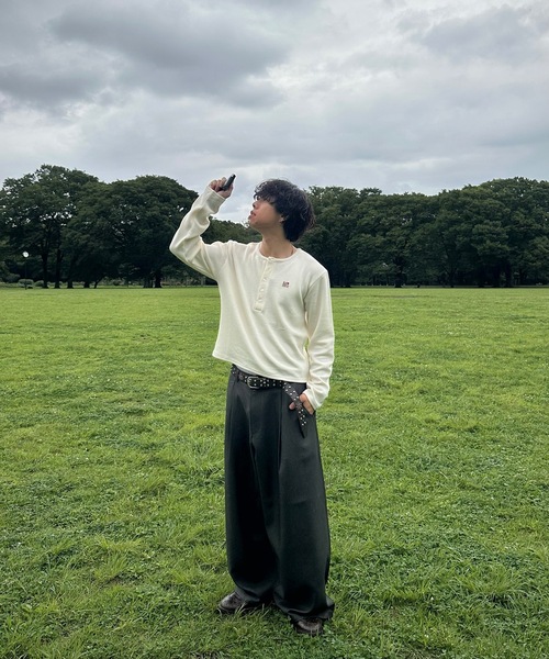 MandO(エムオー)(エムオー)の「【ユニセックス】ワンポイント刺繍ヘンリーネックニット(ニット/セーター・メンズ・オフホワイト/チャコールグレー/ブラック・LARGE/MEDIUM)」の6枚目の写真