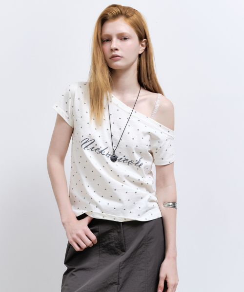 NICK&NICOLE(ニックアンドニコール)の「STAR LETTERING OFF SHOULDER TOP_CREAM(Tシャツ/カットソー・レディース・その他・FREE)」の3枚目の写真