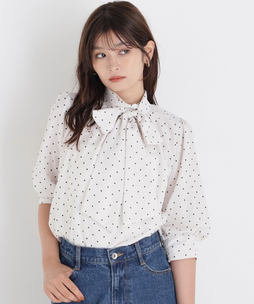 NATURAL BEAUTY BASIC(ナチュラルビューティーベーシック)の「リボンボウタイブラウス(シャツ/ブラウス・レディース・チャコールグレー/ライトグリーン/ベージュ系その他/ホワイト系その他・フリ-)」の1枚目の写真